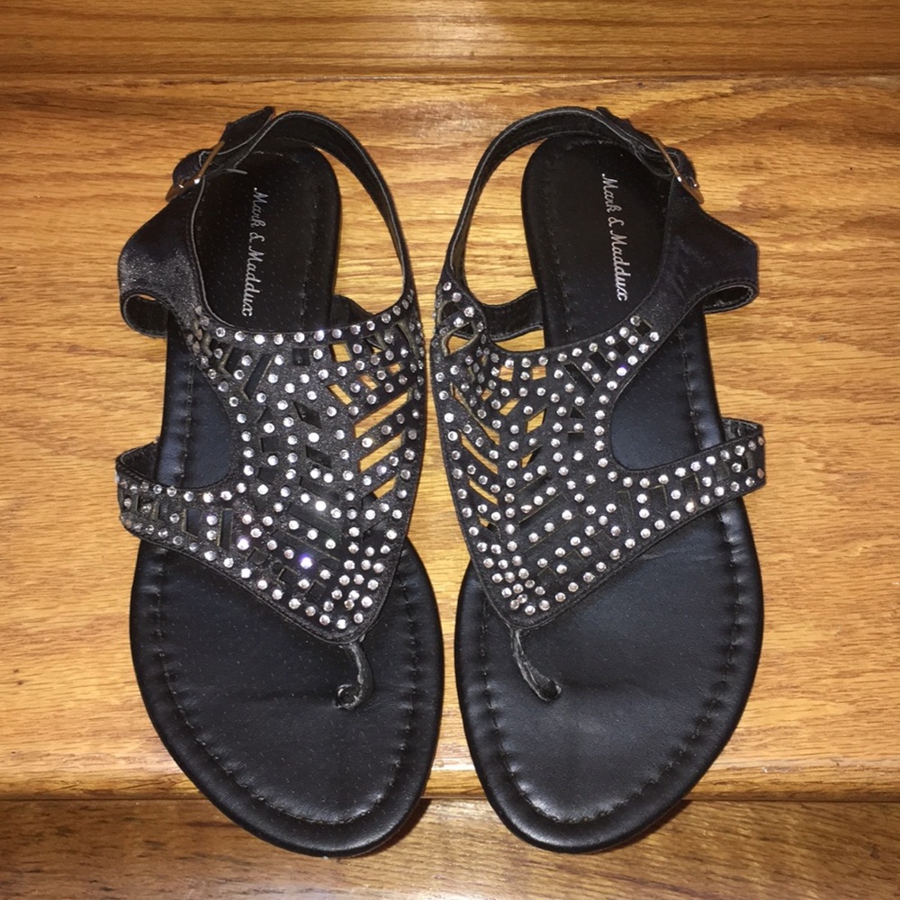 Black flat sandal